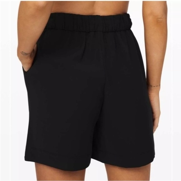 Lululemon Noir Short 5.5 inch Black High Waist Tie Flowy Travel Wrinkle Free 6 - Picture 4 of 13